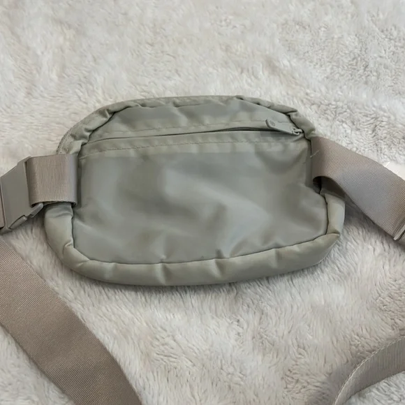 Nwts Gaiam waist pack sidekick fannypack crossbody nylon gray weather resistant - Picture 3 of 5